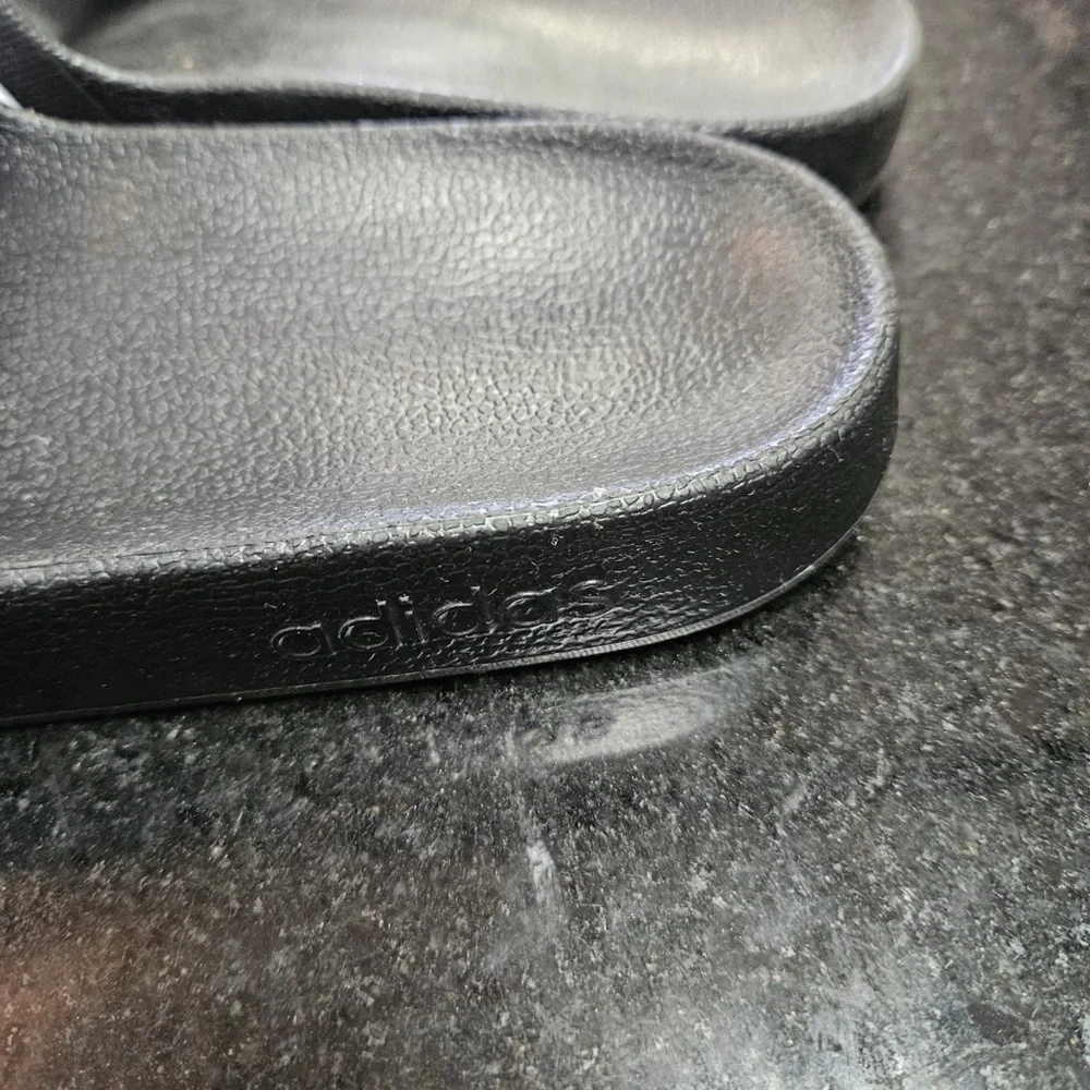 Sz 6 adidas slides black